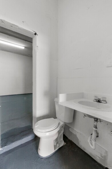 More Photos Of 499 NW 79th St, Miami Auto Repair For Sale