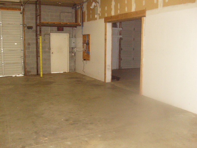 More Photos Of 2750-2774 Poplar St, Montgomery Light Distribution For Lease