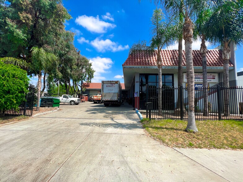 More Photos Of 301 E Blaine St, Corona Warehouse For Lease