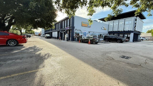 More Photos Of 1651 W 37th St, Hialeah Warehouse For Sale