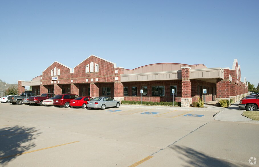 More Photos Of 1405 S Douglas Blvd, Midwest City Office For Lease