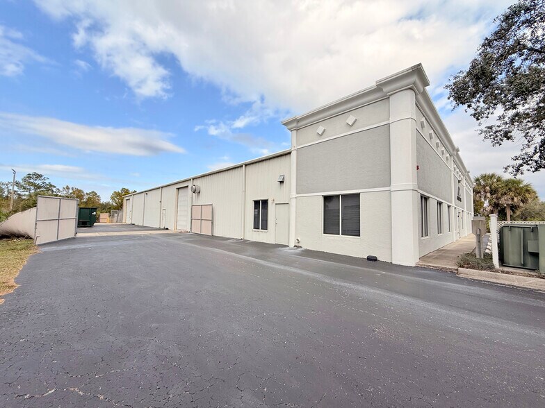 More Photos Of 2529 Commerce Pky, North Port Warehouse For Lease