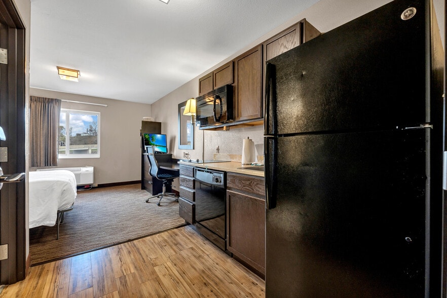 More Photos Of 975 Sheffield St, Washington Hotel For Sale