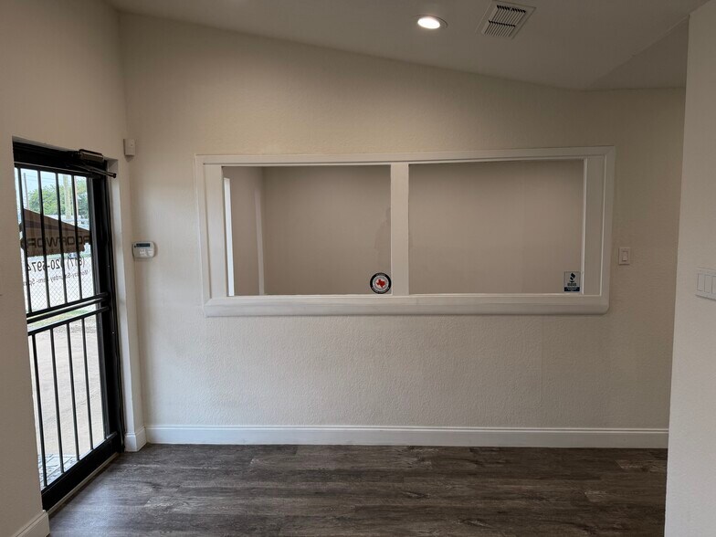 More Photos Of 5116 Sun Valley Dr, Fort Worth Flex For Lease