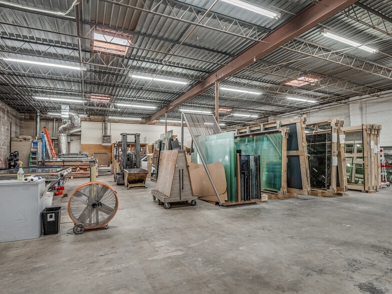 More Photos Of 3730-3732 N MacArthur Blvd, Warr Acres Showroom For Lease