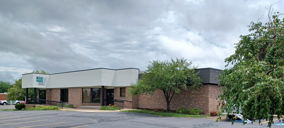 More Photos Of 931 13th Ave N, Clinton Storefront Retail Office For Lease