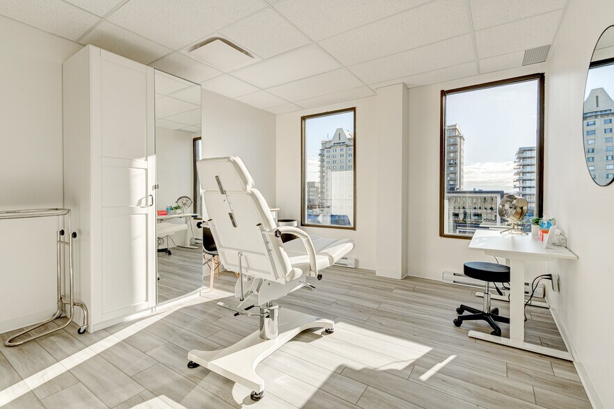 More Photos Of 1435 Boul Saint-Martin O, Laval Office For Lease