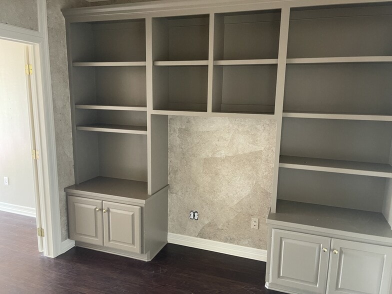 More Photos Of 404 University Dr E, College Station General Retail For Lease