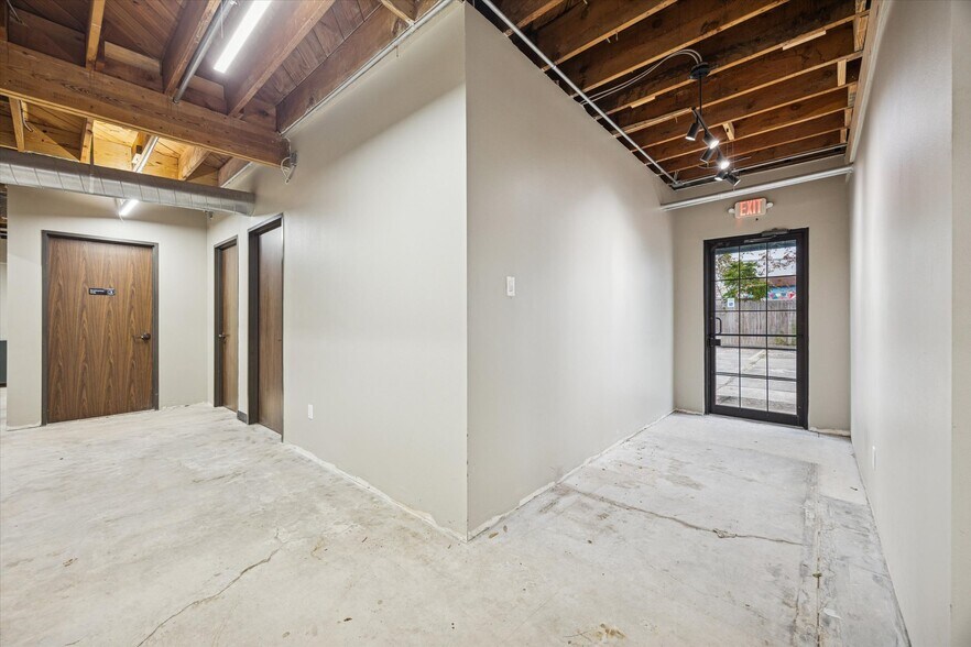More Photos Of 4901 Yale St, Houston Office For Sale