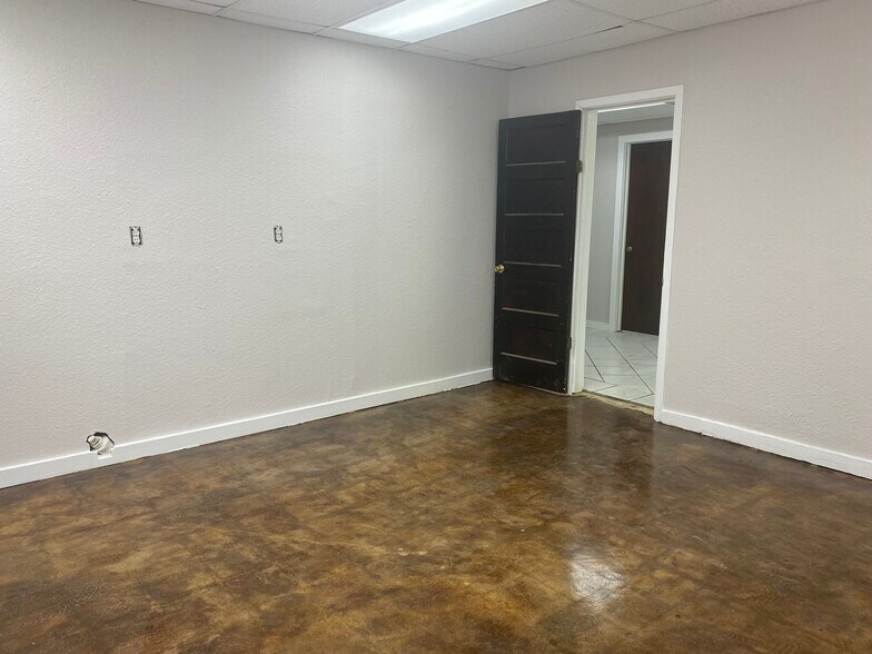 More Photos Of 1543 W Summit Ave, San Antonio Showroom For Sale