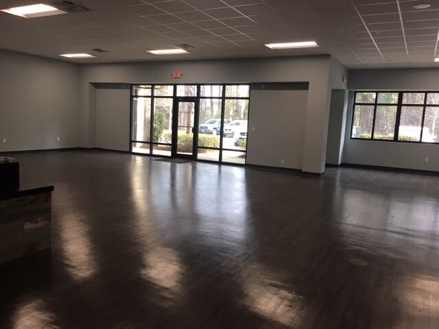 More Photos Of 547 Long Point Rd, Mount Pleasant Flex For Lease