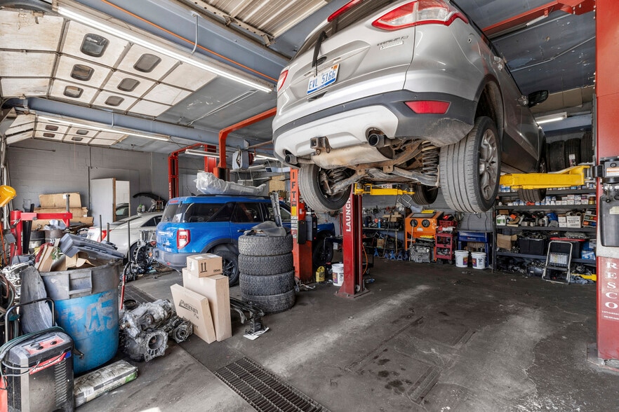 More Photos Of 10200 Whittier, Detroit Auto Repair For Lease