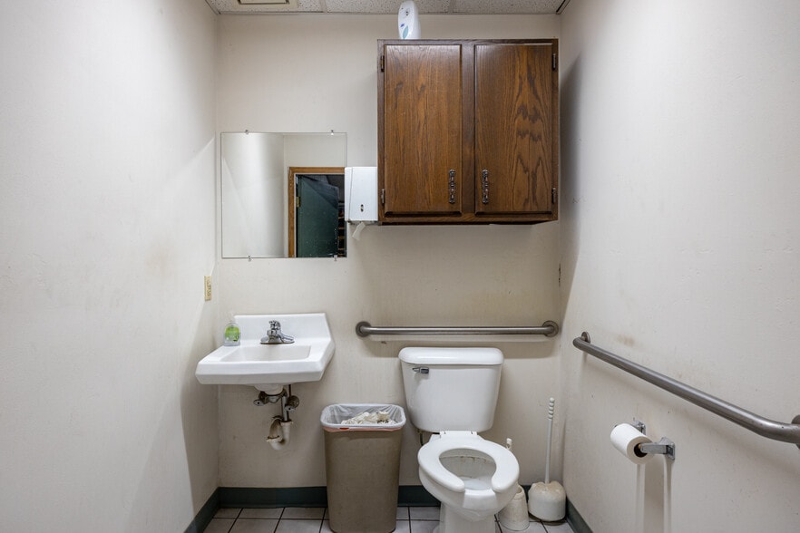 More Photos Of 1375 N Shawano St, New London Flex For Sale