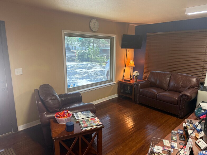 More Photos Of 1428 N Walnut Ave, New Braunfels Office For Sale