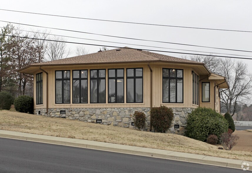 Primary Photo Of 628 W Due West Ave, Madison Medical For Sale