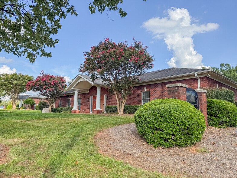 More Photos Of 2423 Plantation Center Dr, Matthews Medical For Lease