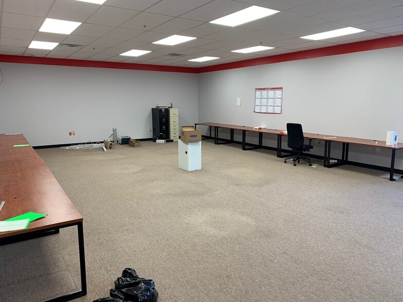 More Photos Of 180 Adams Ave, Hauppauge Flex For Lease