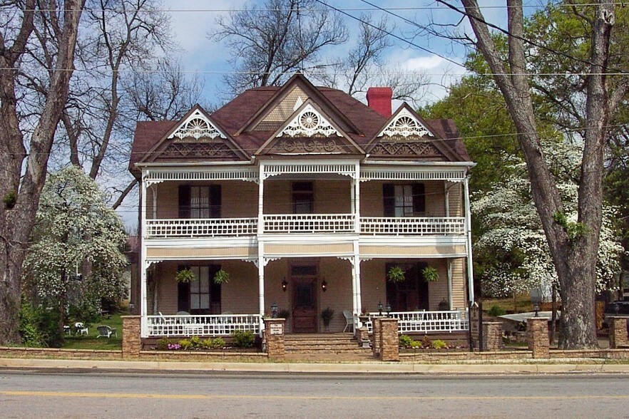 More Photos Of 27 Sycamore St, Jefferson Specialty For Lease