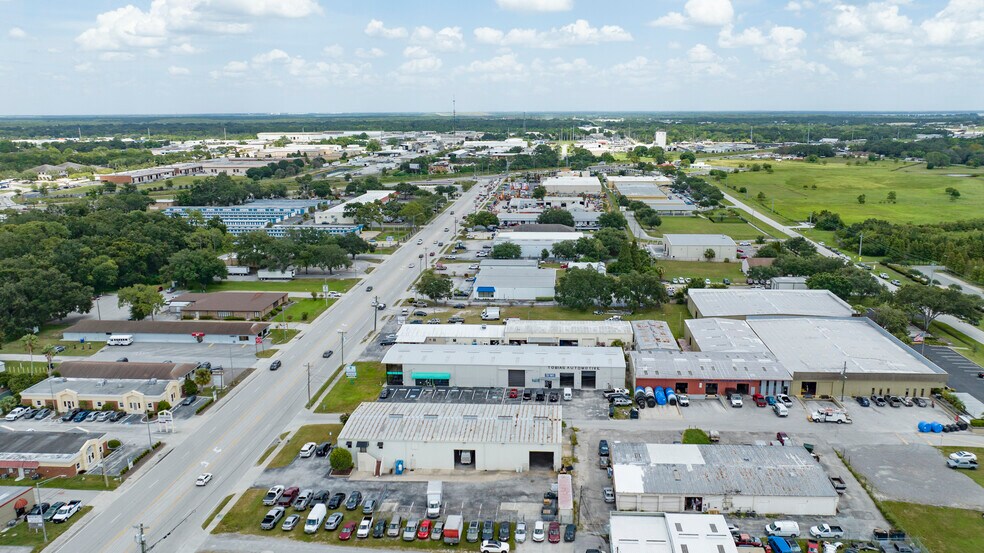 More Photos Of 2101 E Edgewood Dr, Lakeland Showroom For Lease