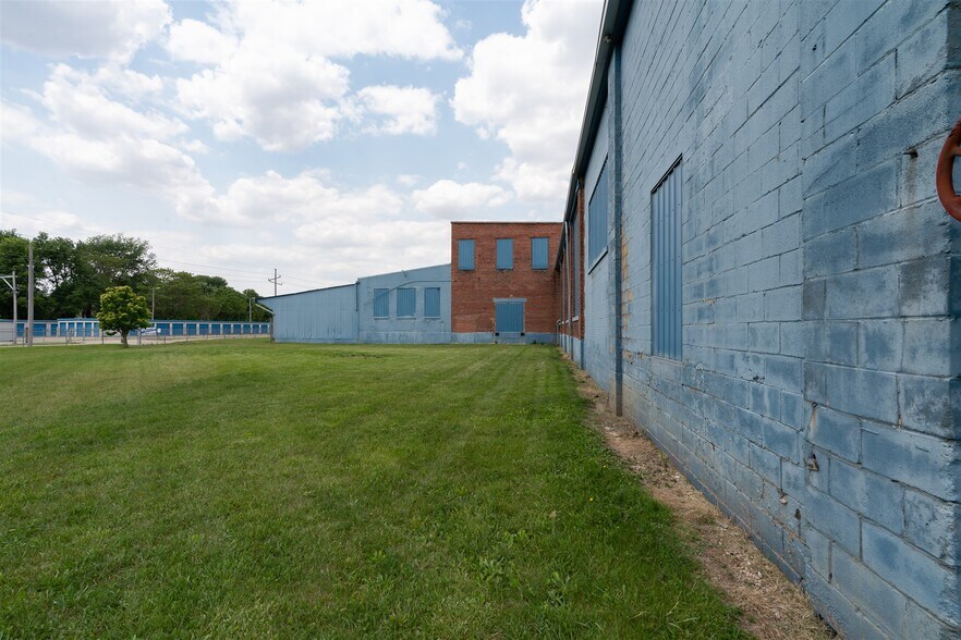 More Photos Of 1100 E Bell St, Bloomington Manufacturing For Lease