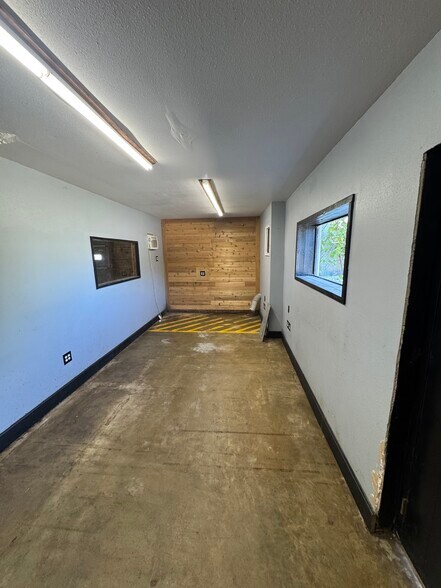 More Photos Of 217 Edison, Benton Warehouse For Lease