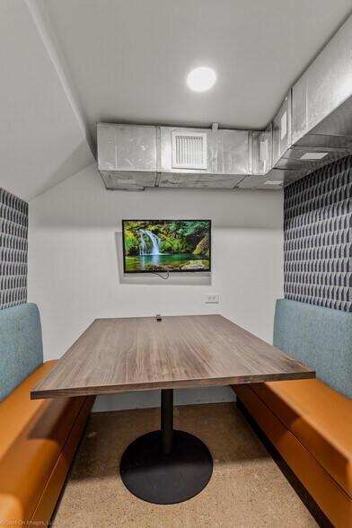 More Photos Of 1380 River Bend Dr, Dallas Office For Sale