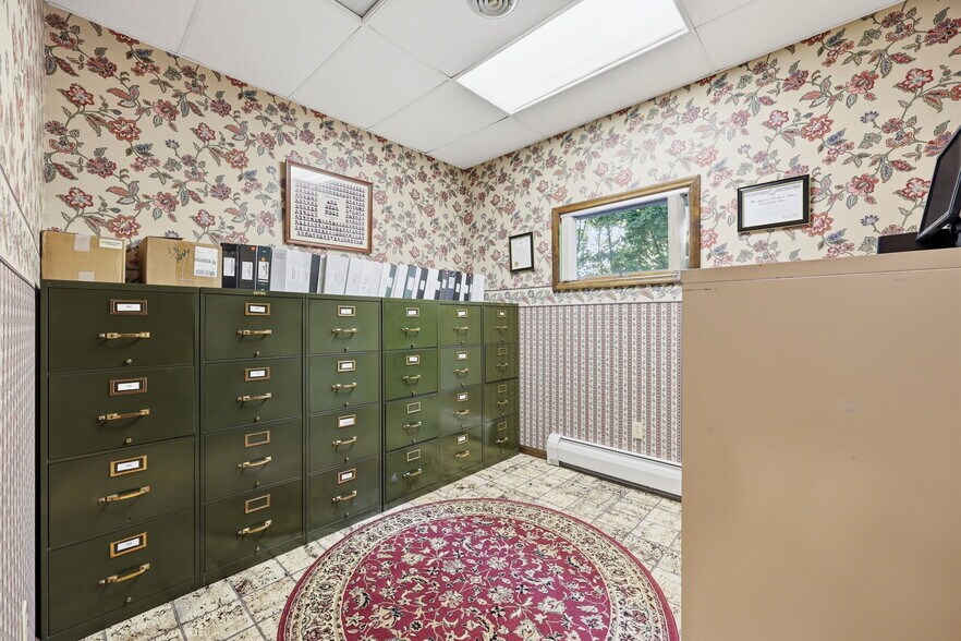 More Photos Of 1 N Roberts Rd, Highland Office For Sale