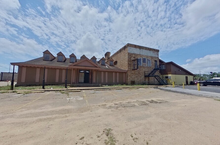 More Photos Of 610 N Navy Blvd, Pensacola Freestanding For Lease