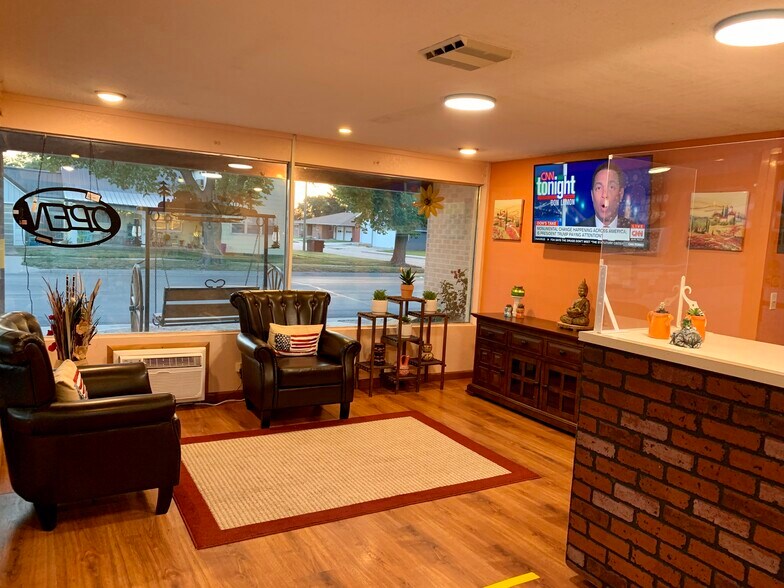 More Photos Of 428 Center Ave, Oakley Hotel For Sale