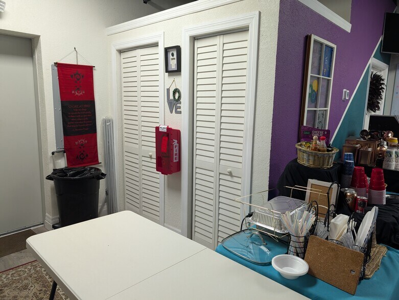 More Photos Of 7015 N Manhattan Ave, Tampa Storefront Retail Office For Lease