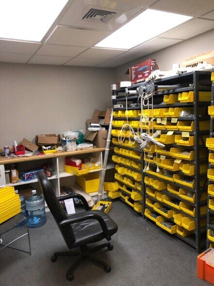 More Photos Of 572-2 Appleyard Dr, Tallahassee Warehouse For Lease