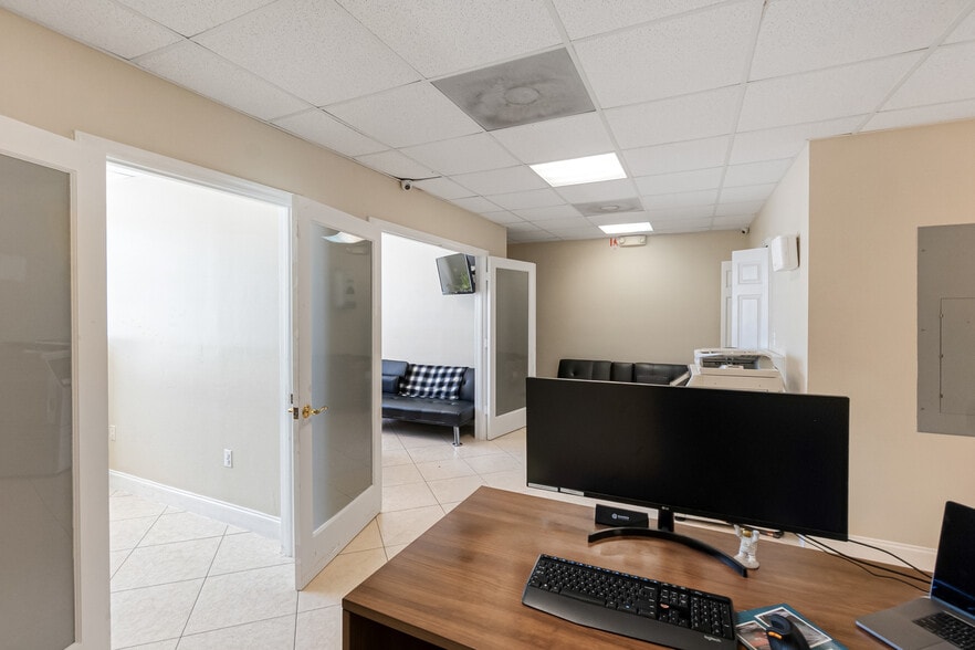 More Photos Of 10261 Sunset Dr, Miami Office For Lease