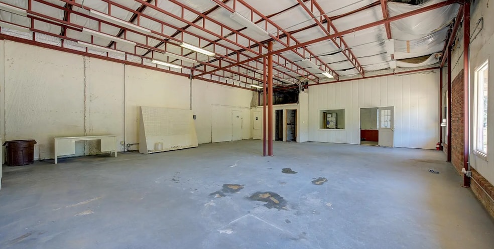 More Photos Of 1605 E Avenue A, Hooks Warehouse For Sale