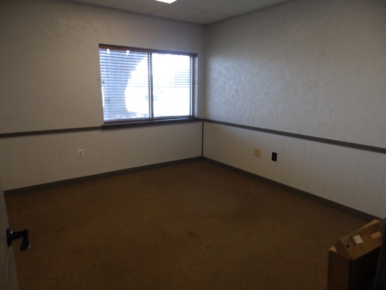 More Photos Of 2005 Tile Factory Rd, Palestine Manufacturing For Lease