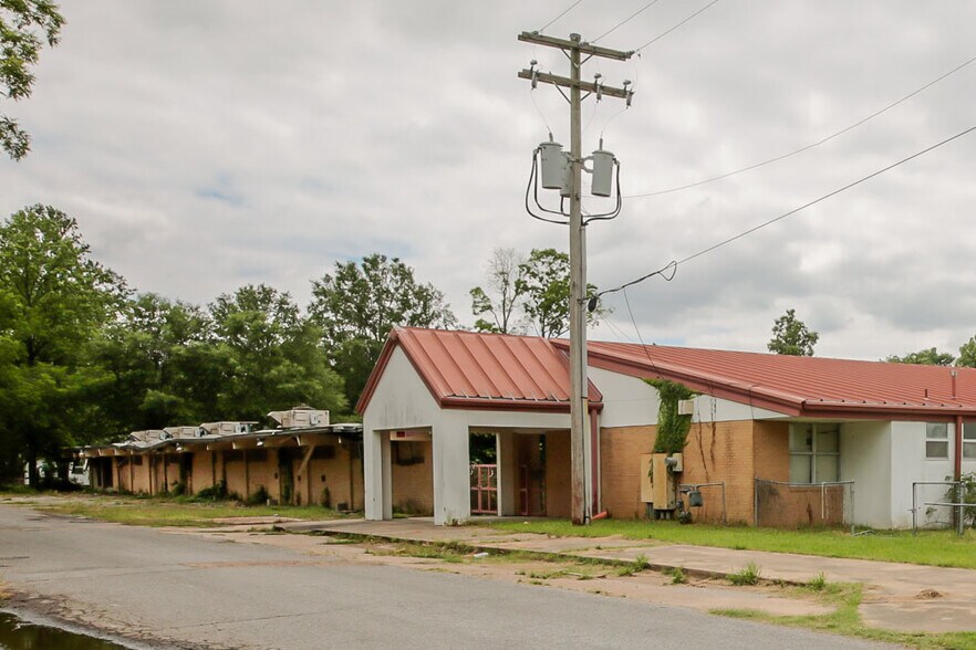 More Photos Of 805 Cleburne, West Helena Self Storage For Sale