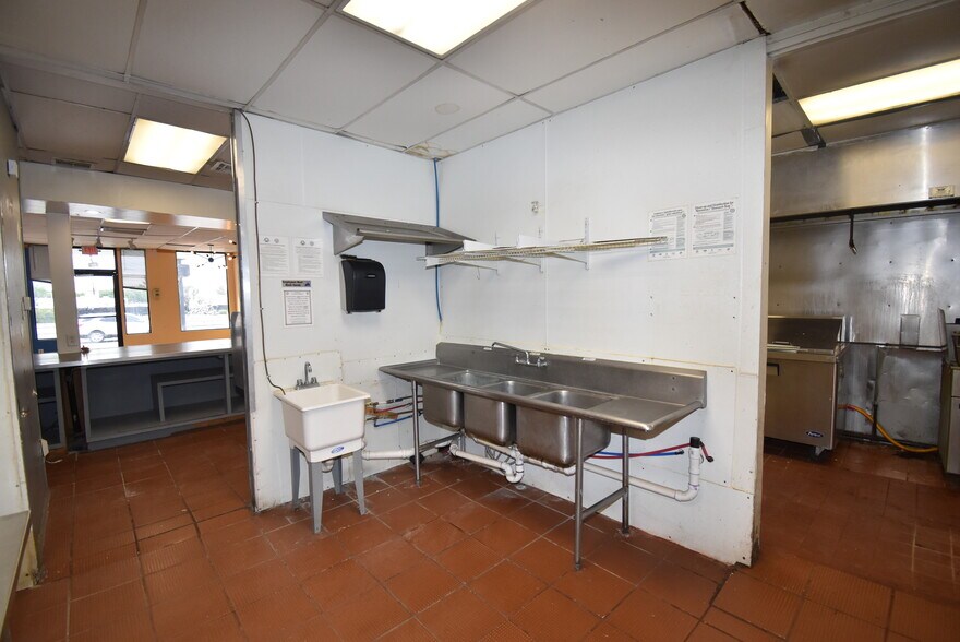 More Photos Of 9659 Dyer St, El Paso Freestanding For Lease