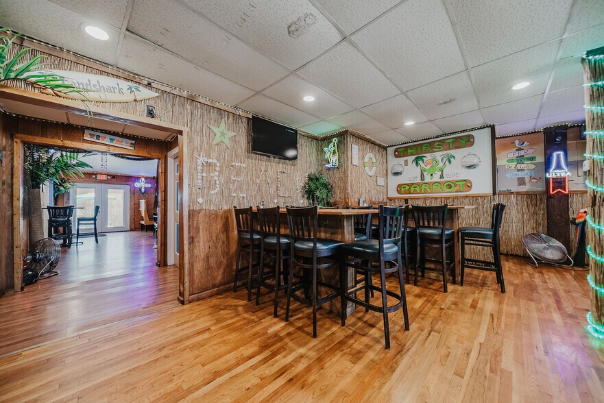 More Photos Of 706 S Washington St, Circleville Bar For Sale