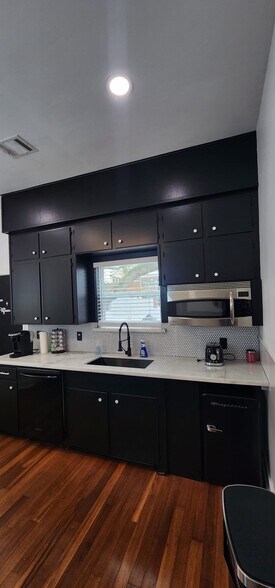 More Photos Of 315 W 9th St, Houston Office For Sale