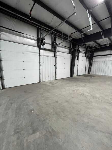 More Photos Of 310 N Yearling Rd, Columbus Showroom For Lease