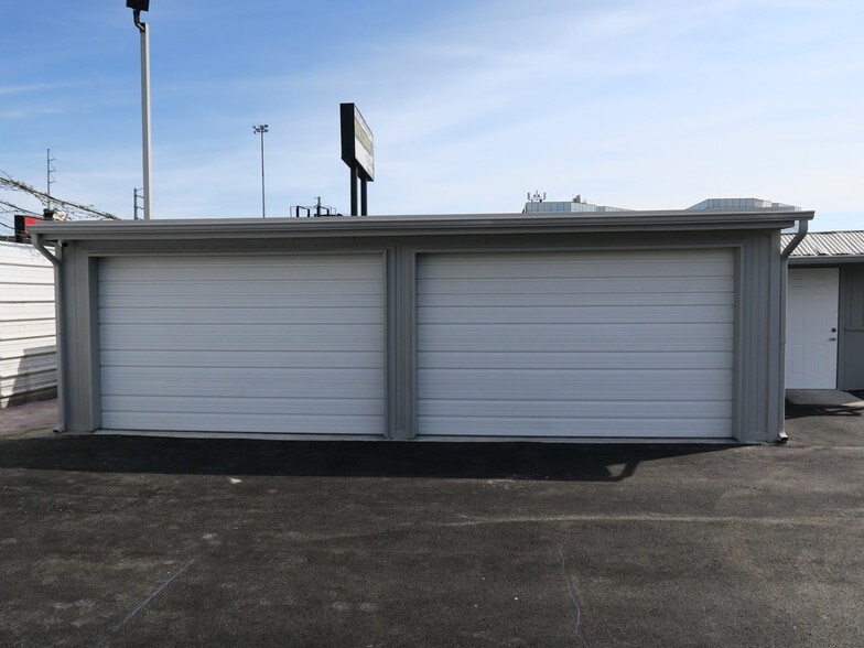 More Photos Of 5818 Southwest Fwy, Houston Showroom For Sale