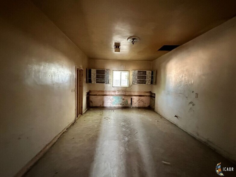 More Photos Of 254 Main St, Westmorland Freestanding For Sale