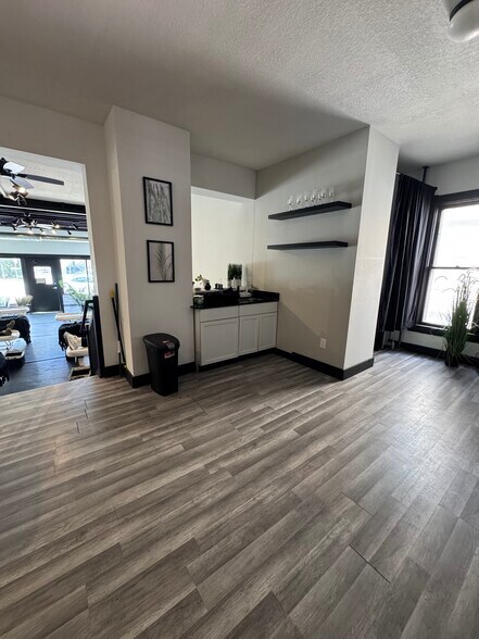 More Photos Of 2725-2729 Hennepin Ave, Minneapolis Storefront For Lease
