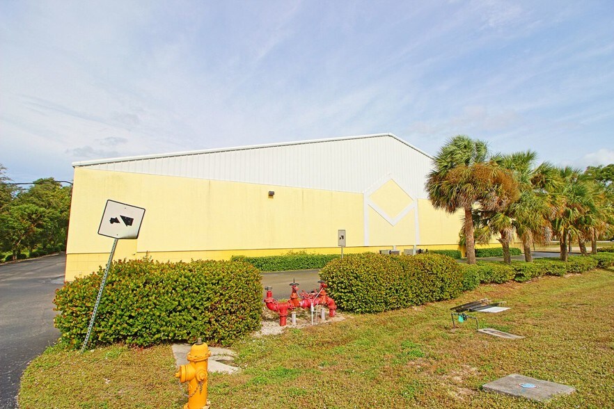 More Photos Of 12180 Metro Pky, Fort Myers Distribution For Lease