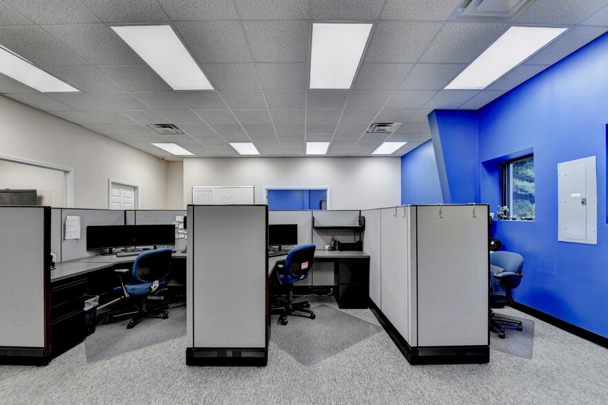 More Photos Of 4325 Creek Park Dr, Suwanee Light Distribution For Sale