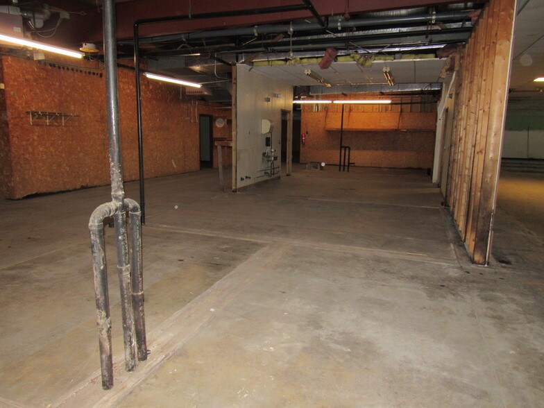 More Photos Of 275 Laing St, Redgranite Supermarket For Lease