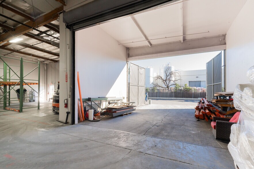 More Photos Of 1672-1688 Sierra Madre Cir, Placentia Showroom For Lease