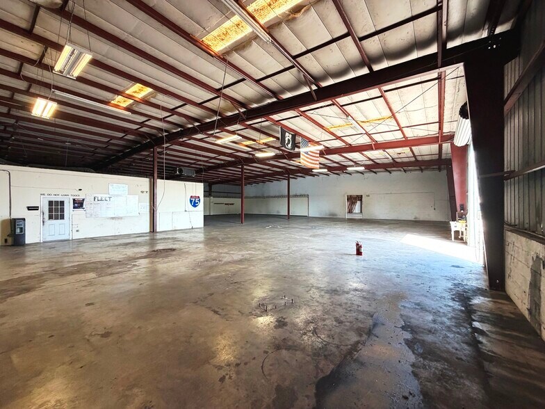 More Photos Of 5893 Enterprise Pky, Fort Myers Warehouse For Sale