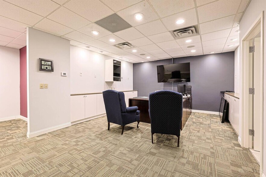 More Photos Of 5630 Bridgetown Rd, Cincinnati Office For Sale
