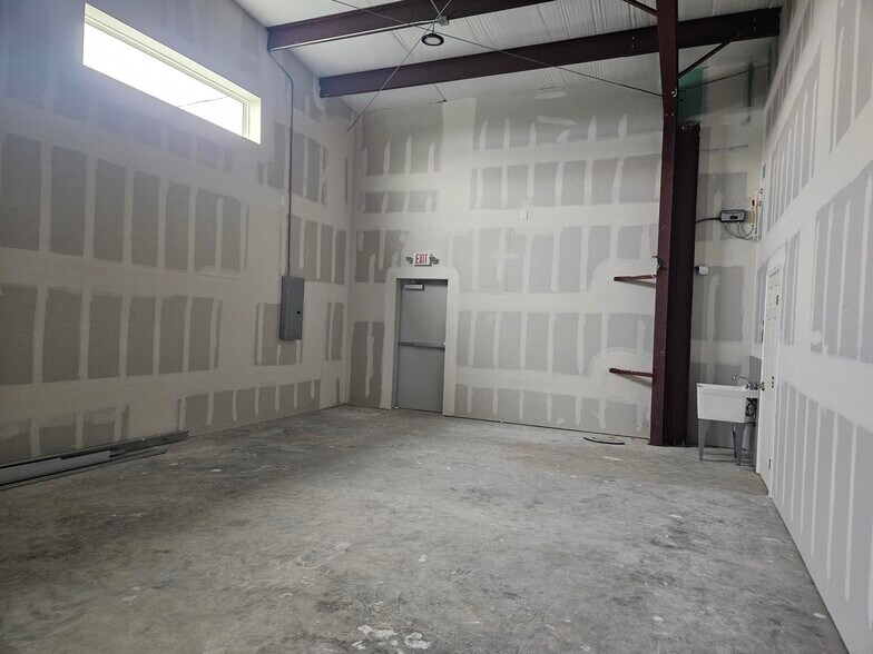 More Photos Of 1013 Brazos St, Rosenberg Specialty For Lease