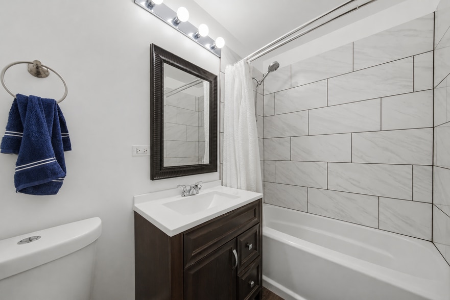More Photos Of 460 Coventry Ln, Crystal Lake Apartments For Sale